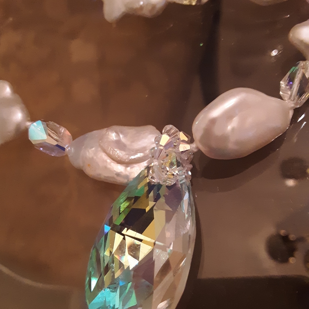 Pearl and Crystal Lecklace w/a gold clasp.